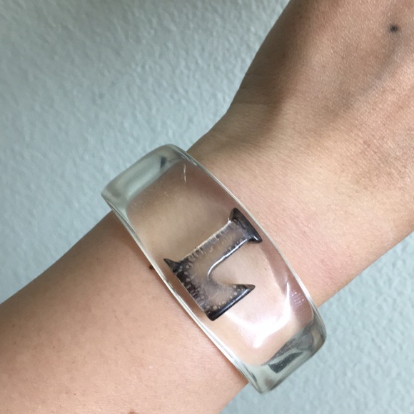 🖤Vtg clear lucite cuff bracelet with L - Picture 5 of 17